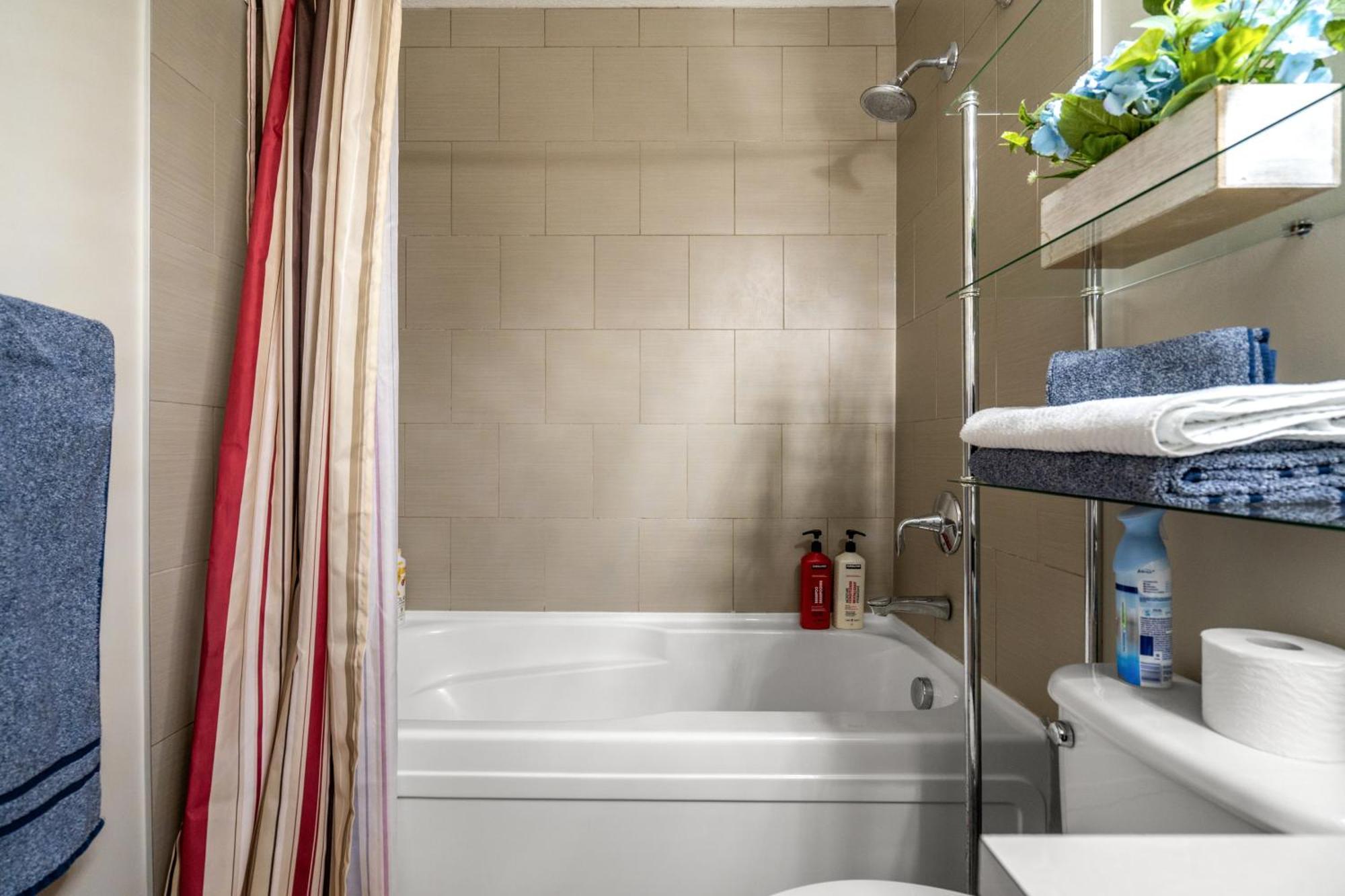 City Centre Retreat - 1Br Condo With Desk YYC Kültér fotó