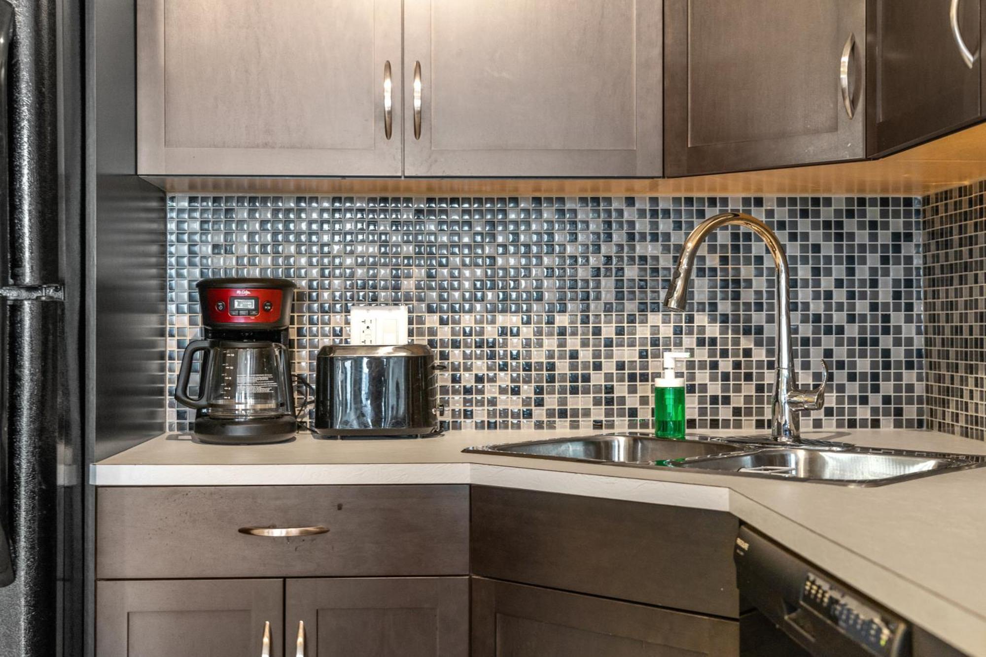 City Centre Retreat - 1Br Condo With Desk YYC Kültér fotó