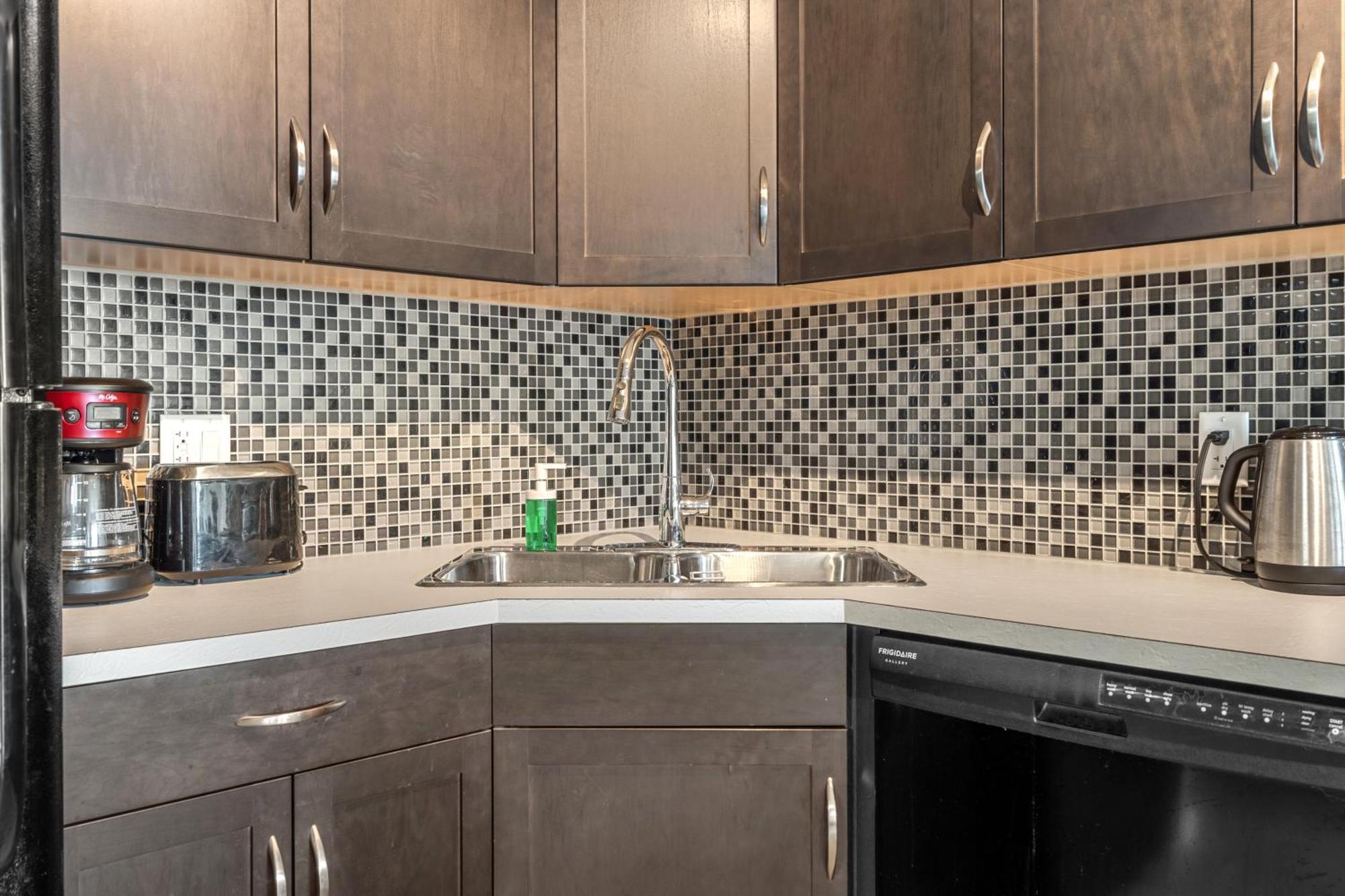 City Centre Retreat - 1Br Condo With Desk YYC Kültér fotó